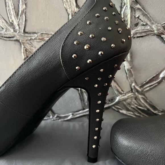 Size 8 1/2 Gray Platform Studded Pumps - Picture 10 of 10